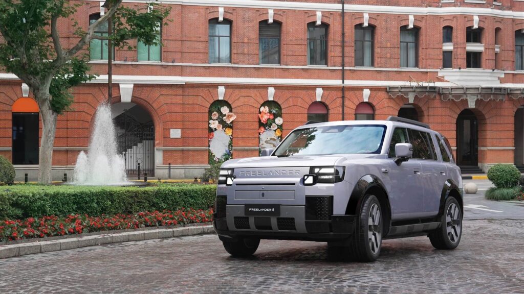 FREELANDER 8 Makes First Public Appearance Ahead of Official Abu Dhabi Launch